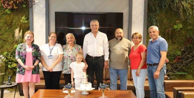 Belediye faaliyetlerine gönüllü olarak katılan Mina’ya doğum günü sürprizi
