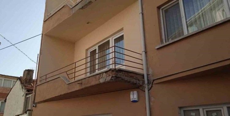 Sıvaları dökülen eski bina iyileştirme bekliyor
