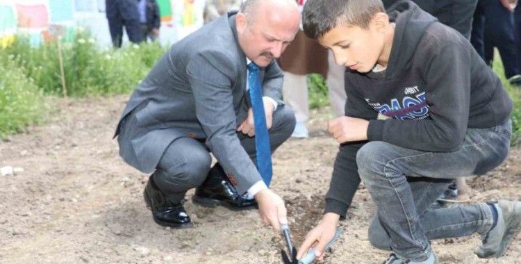 Ağrı Valisi Varol, öğrencilerle birlikte tohum ekimi gerçekleştirdi
