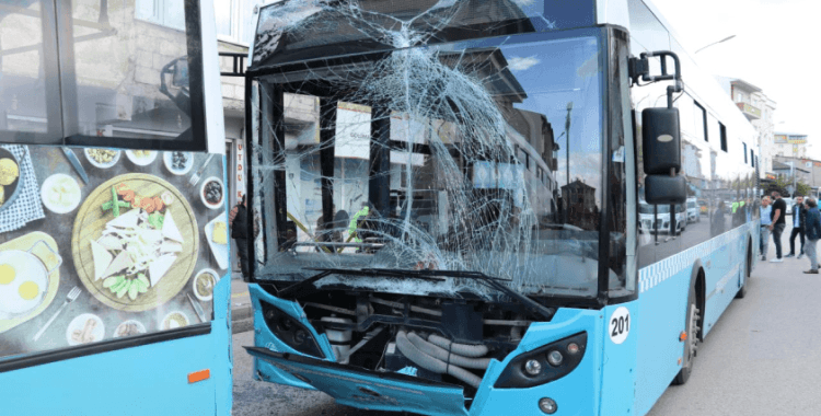 Erzurum'da iki otobüs çarpıştı: 15 yaralı
