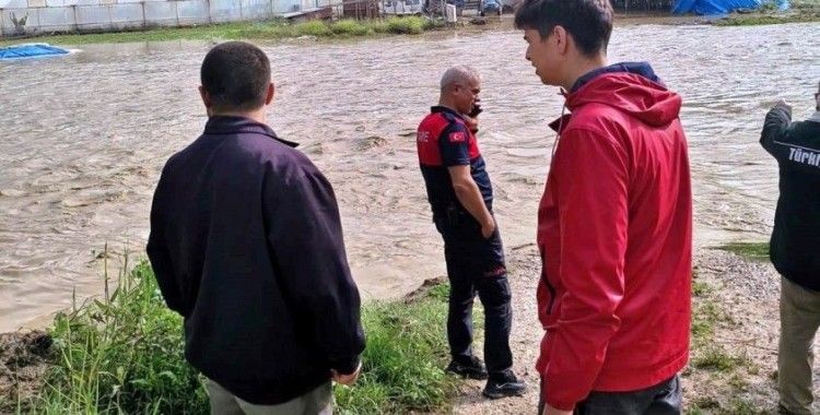 Selden zarar gören Gediz Ilıcasu köyünde hasar tespit çalışması
