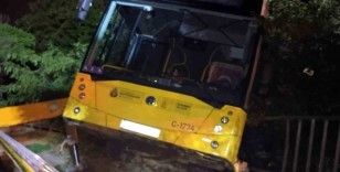 Beykoz’da freni boşalan otobüs bir evin bahçesine düştü
