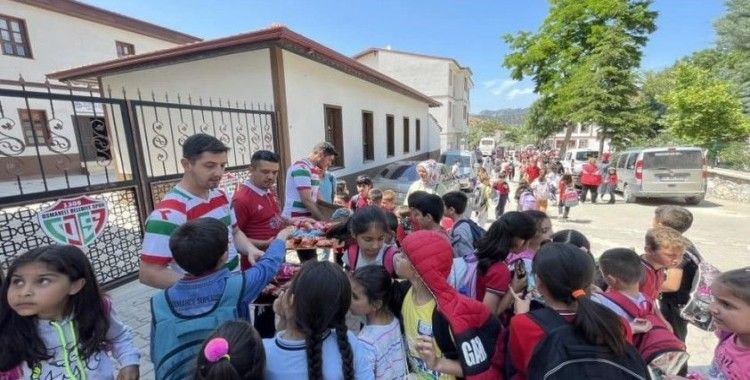 Okul çıkışı öğrencilere kek dağıttılar
