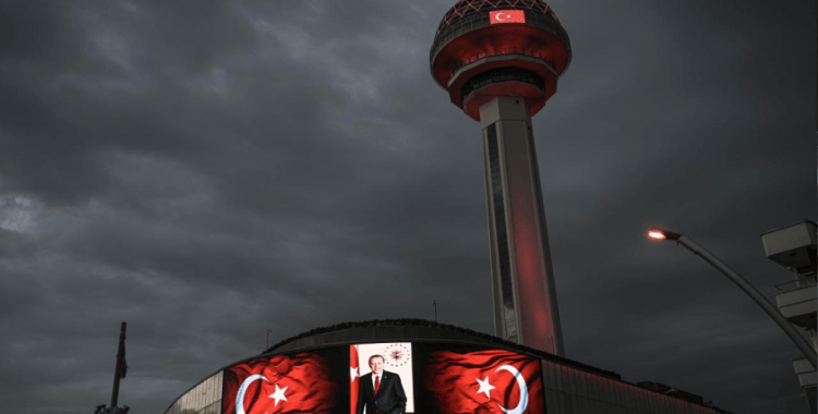 Atakule Türk bayrağı renkleriyle ışıklandırıldı