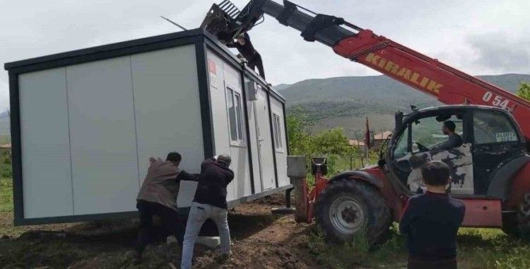 Tomarza’da evleri ağır hasar gören vatandaşlara konteynerleri verildi