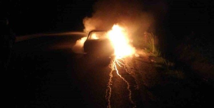 Zincirleme kazada araç alev alev yandı
