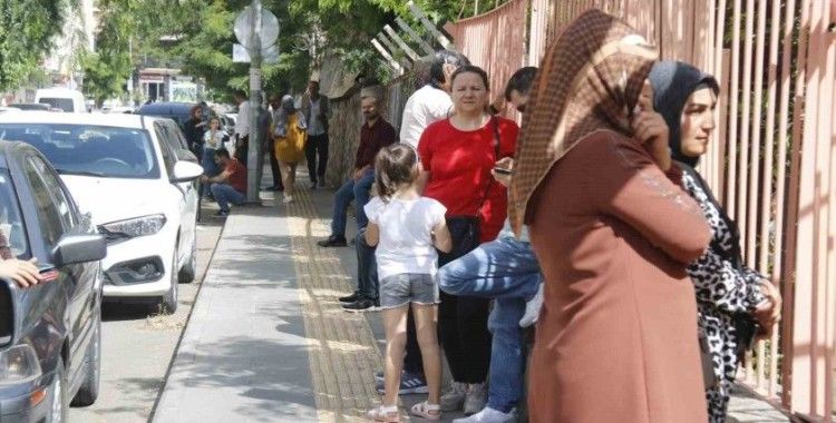 Diyarbakır’da öğrenciler içeride aileler dışarıda ter döktü
