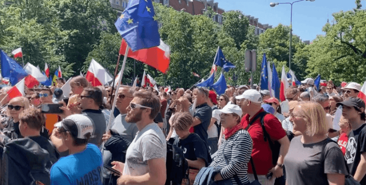 Polonya'da halk, 'son yılların en büyük siyasi protestosu' için bir araya geldi