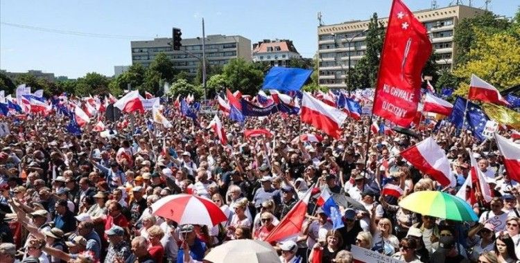 Polonya'daki büyük protestoya 500 bin kişinin katıldığı belirtildi