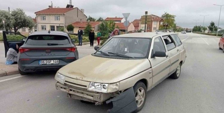 Eskişehir’de iki otomobil çarpıştı
