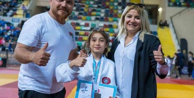 İlk kez katıldığı judo şampiyonada Türkiye üçüncüsü oldu
