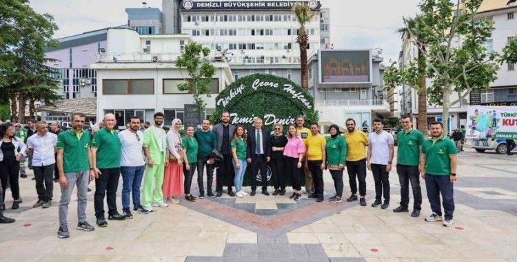 Büyükşehir Denizlililere binlerce fesleğen dağıttı
