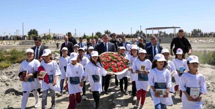 Depremde hayatını kaybedenler anısına Van Gölü’ne çelenk bırakıldı
