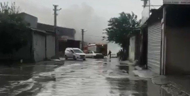 Sanayide park halinde olan araç alev alev yandı
