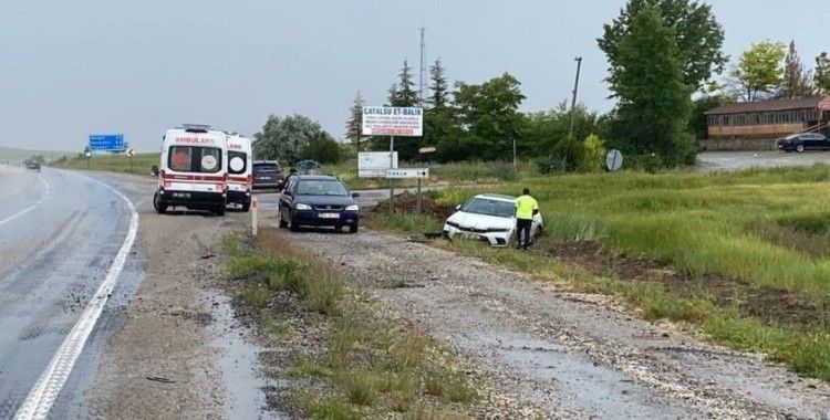 Otomobil tarlaya düştü: 3 yaralı