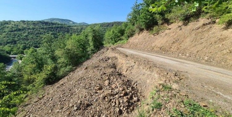 Çöken köy yoluyla 3 aydır kimse ilgilenmedi
