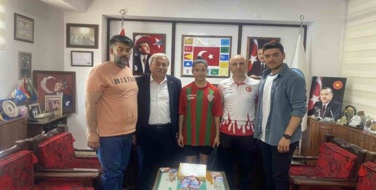 Taekwondo şampiyonunu makamında ağırladı
