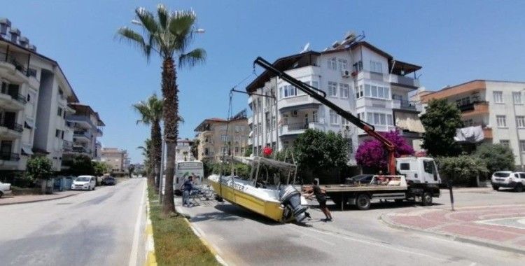 Tekne kazası kara yolunu kapattı