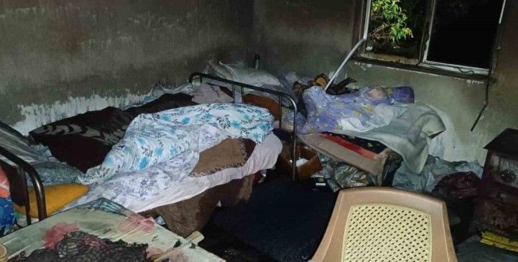 Yanan evden çıkmayan engelli yaşlı adam dumandan zehirlenerek öldü