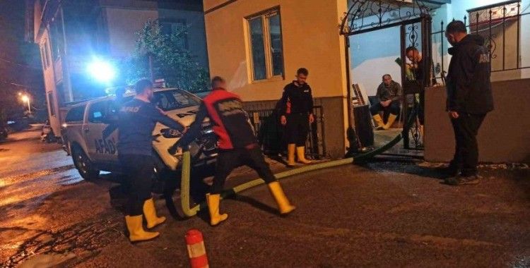 Yağışlar nedeniyle rögarlar tıkanınca evleri su bastı
