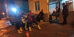 Yağışlar nedeniyle rögarlar tıkanınca evleri su bastı
