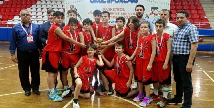 Macide Gazioğlu Ortaokulu Aydın’dan iki kupayla döndü
