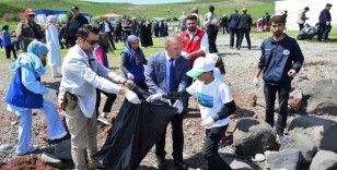 Çıldır Gölü’nde kıyı temizliği yapıldı
