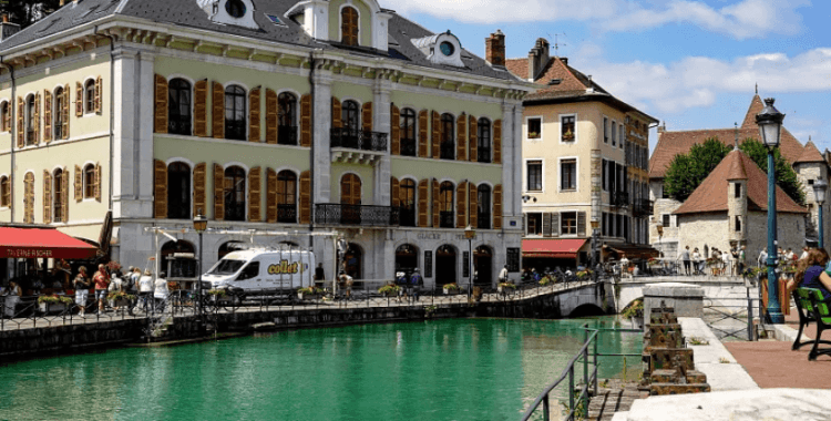 Fransa'nın Annecy kentinde bıçaklı saldırı: En az 4 çocuk yaralı