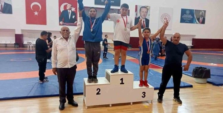 Döşemealtı pehlivanları kürsüden inmedi
