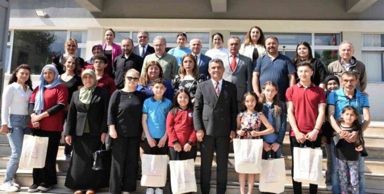 Trafik güvenliğini en iyi anlatan öğrenciler ödüllendirildi
