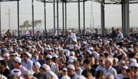 İran'ın Gülistan eyaletinde binlerce kişi bayram namazını büyük meydanda kıldı