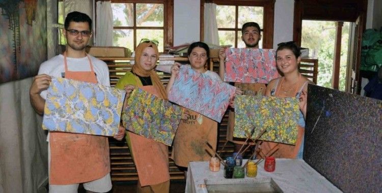 Yabancı öğrenciler ‘Ebru’ sanatını öğreniyor

