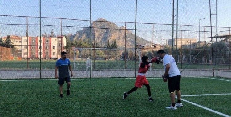 Kozanlı şampiyon boksör Azra Nur Çetin Avrupa yolcusu
