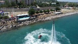 Van Gölü'nde renkli görüntüler: flyboard ile parasailing nefes kesti