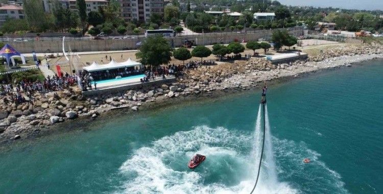 Van Gölü'nde renkli görüntüler: flyboard ile parasailing nefes kesti