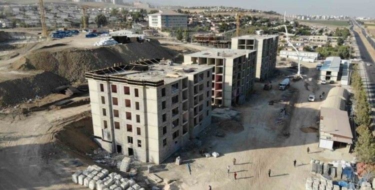 32 bin bağımsız konutun yok olduğu enkaz kent Kırıkhan’da TOKİ konutları yükseliyor
