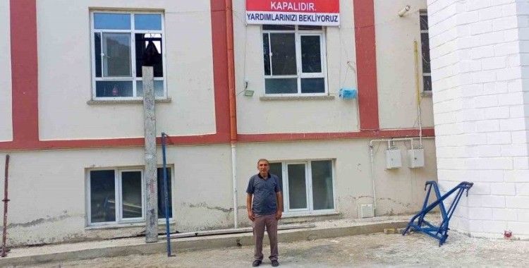 Görev yaptığı camileri yeniliyor
