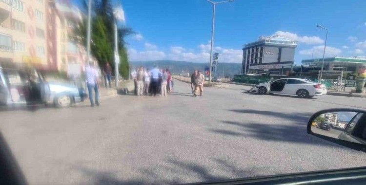 3 aracın karıştığı kazada 1 kişi yaralandı
