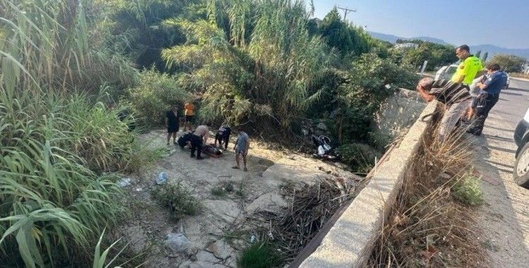 Kuşadası’nda motosiklet dere yatağına uçtu: 2 ağır yaralı
