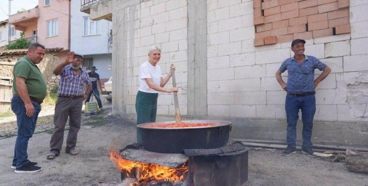 Belediye Başkan V. Melek Mızrak Subaşı, salça kazanının başına geçti
