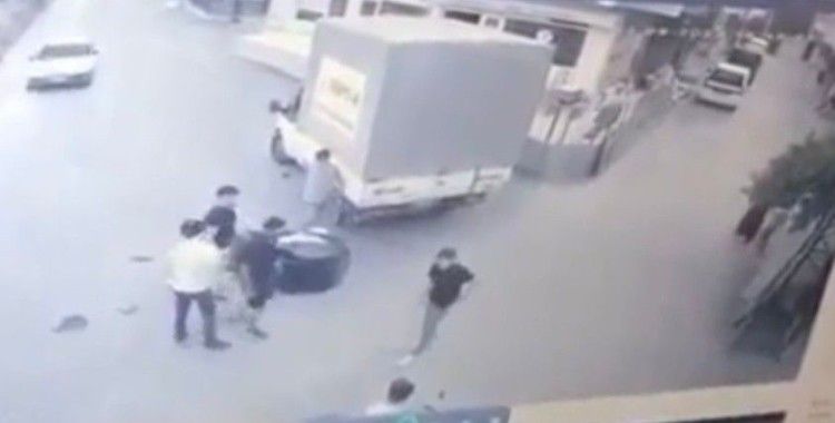 Kamyonete çarpan motosikletli ve arkadaşı böyle savruldu
