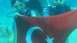 Dalgıçlık eğitimi alan Muğlalı çift denizin 40 metre derinliğinde Türk bayrağı açtı
