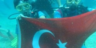 Dalgıçlık eğitimi alan Muğlalı çift denizin 40 metre derinliğinde Türk bayrağı açtı
