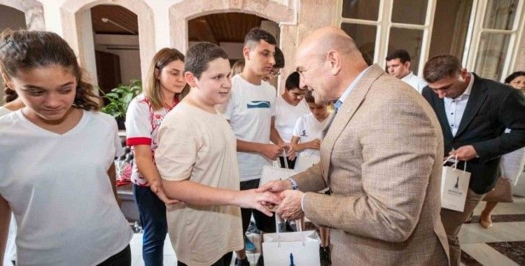 Başkan Soyer, görme engelli milli takım sporcularını ağırladı
