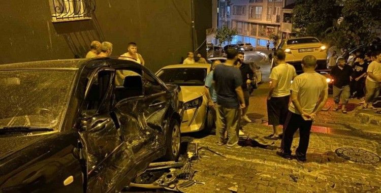 Kağıthane’de freni patlayan taksi yokuş aşağı kayarak 3 araca çarptı: 1 yaralı