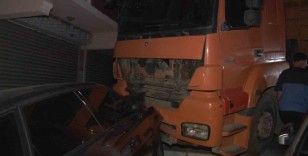 Freni boşalan hafriyat kamyonu 6 otomobile çarparak durabildi
