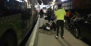 Alkollü motosiklet sürücüsü otobüsten inen yolcuya çarptı: 2 yaralı
