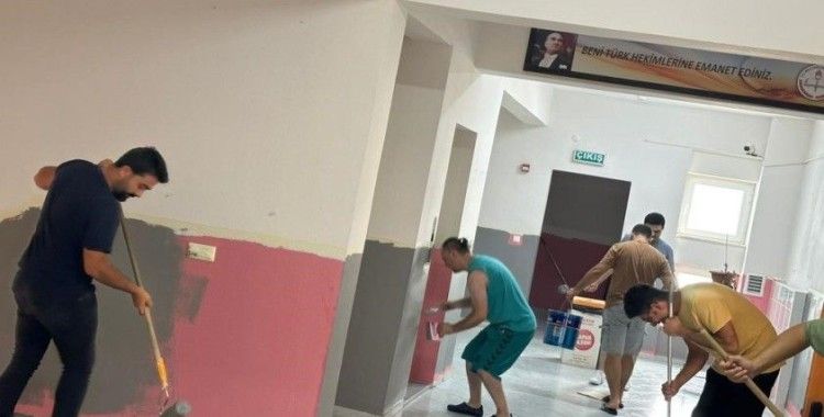 Öğretmen ve veliler okulu çocuklar için boyadı
