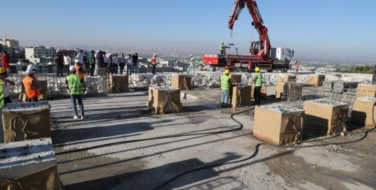 Sismik izolatörlü toplu konut projesinde ilk izolatör montajı yapıldı