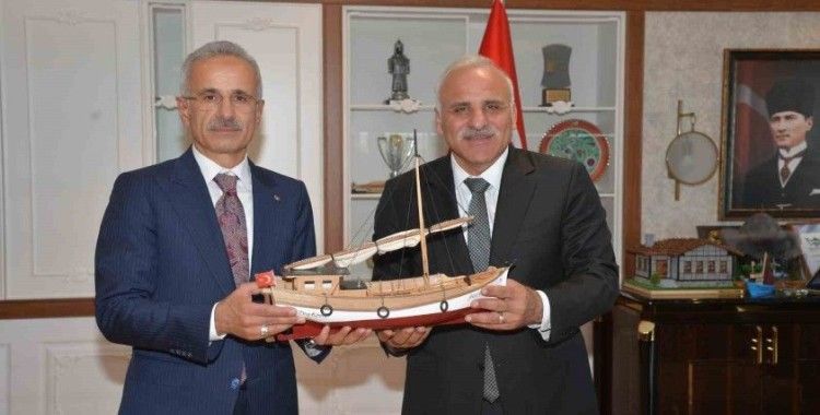 Bakan Uraloğlu’ndan Trabzon Büyükşehir Belediyesi’ne ziyaret
